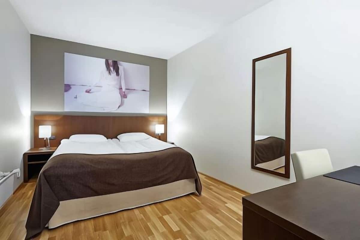 Hypo-allergenic bedding, down duvets, in-room safe, desk