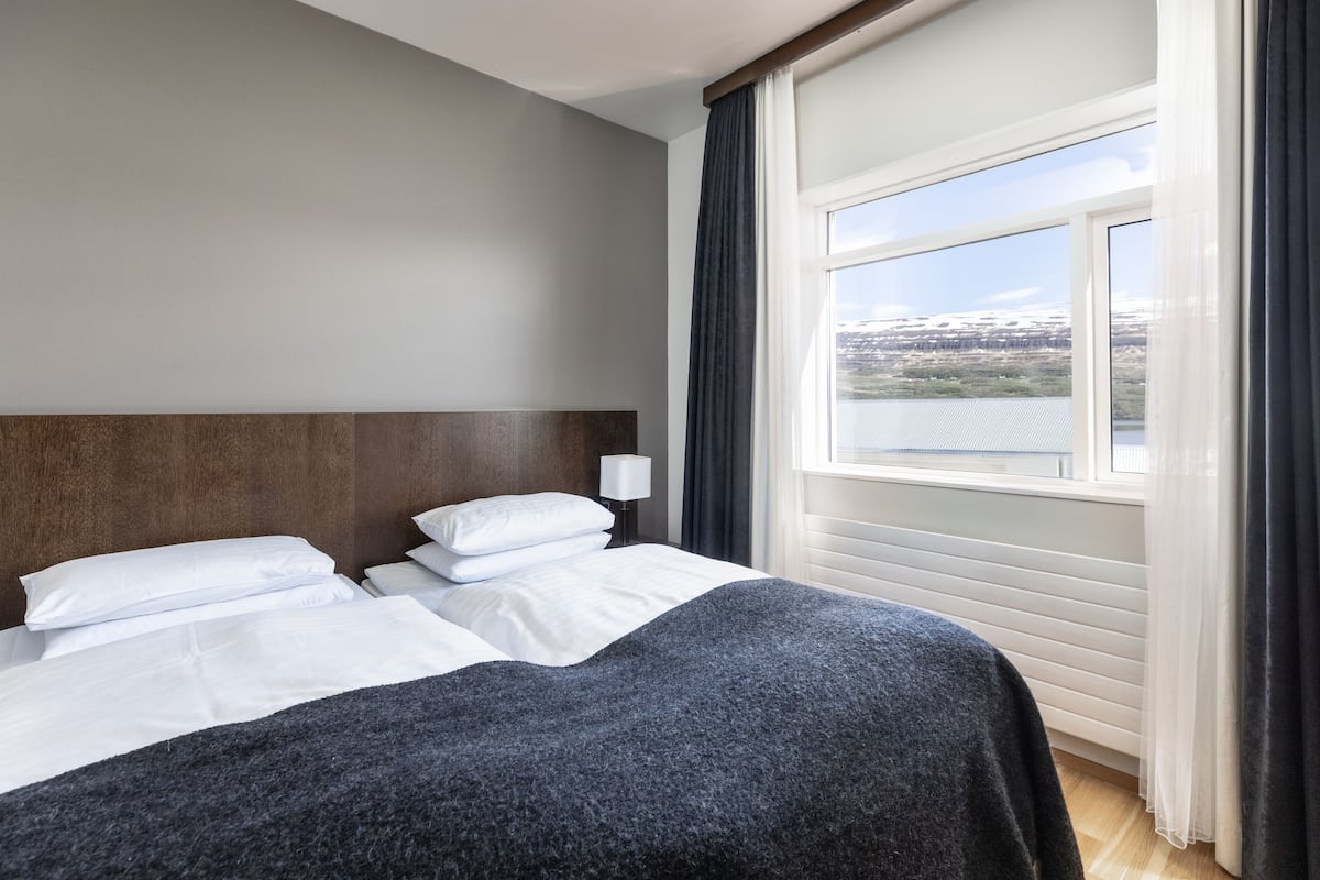 Standard Double Plus | Hypo-allergenic bedding, down duvets, in-room safe, desk