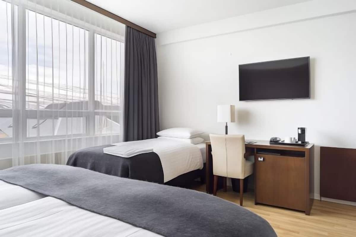 Hypo-allergenic bedding, down duvets, in-room safe, desk