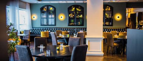 Breakfast and dinner served