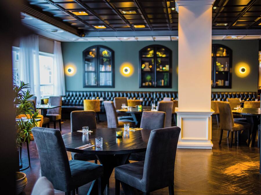 Breakfast and dinner served