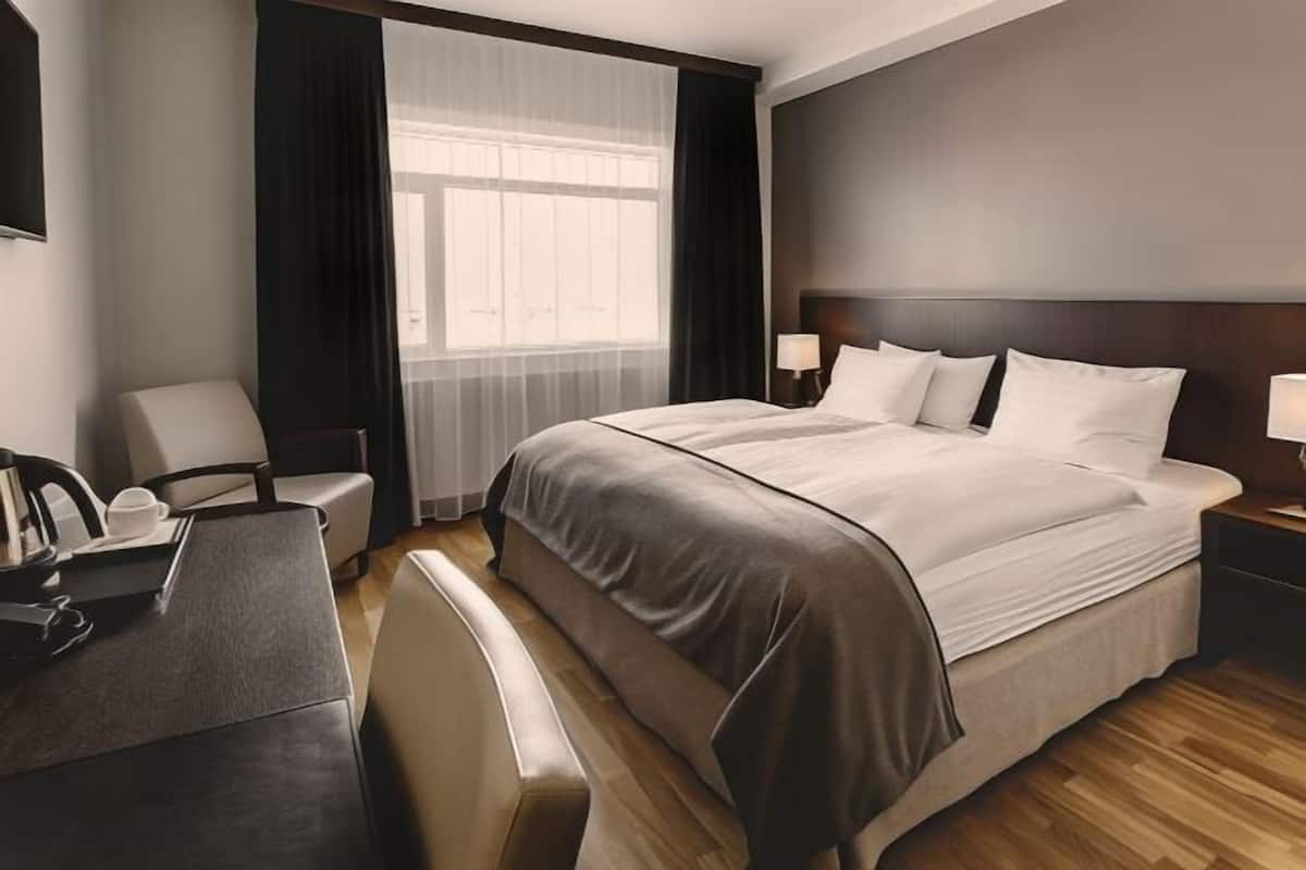 Hypo-allergenic bedding, down duvets, in-room safe, desk