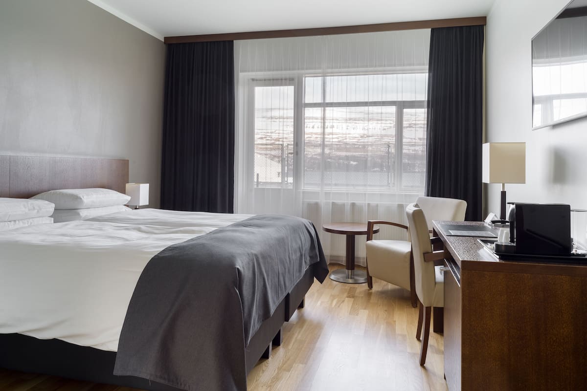 Hypo-allergenic bedding, down duvets, in-room safe, desk