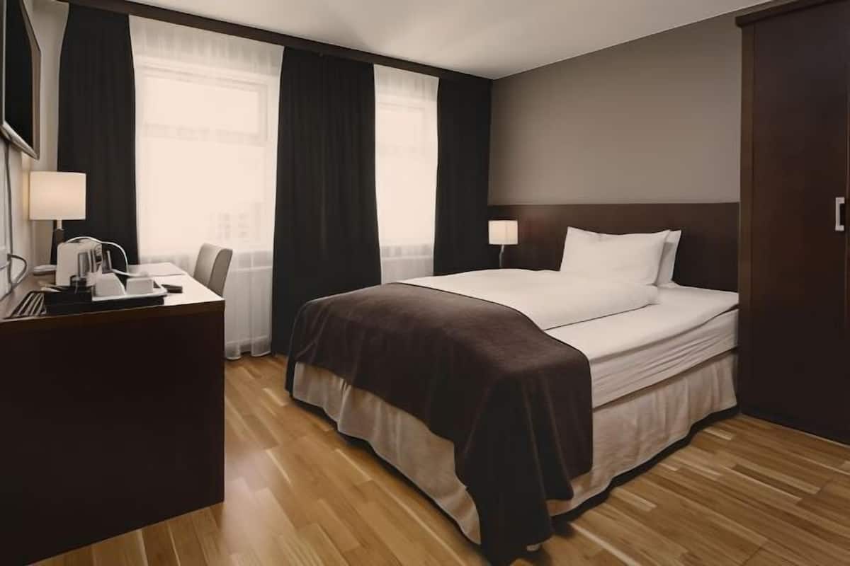 Hypo-allergenic bedding, down duvets, in-room safe, desk