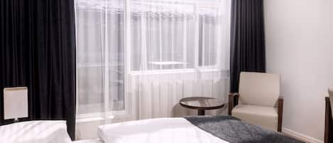 Quarto casal superior, sacada | Roupas de cama antialérgicas, edredons de pluma, cofres nos quartos