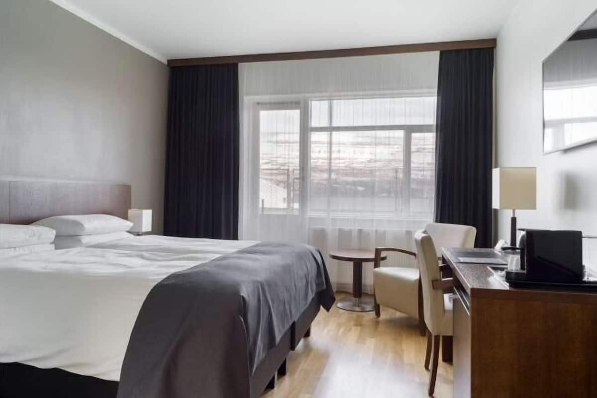 Hypo-allergenic bedding, down duvets, in-room safe, desk