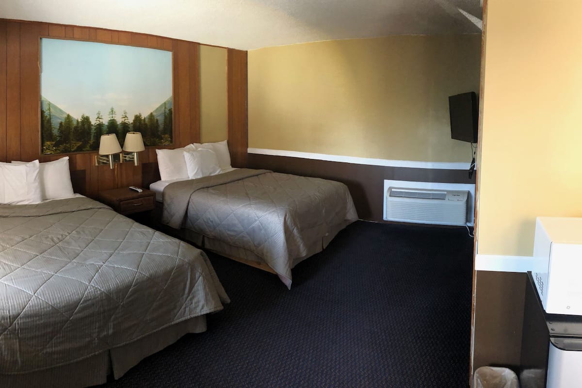 Chambre Économique, 2 grands lits | Rideaux occultants, fer et planche à repasser, Wi-Fi gratuit, réveils