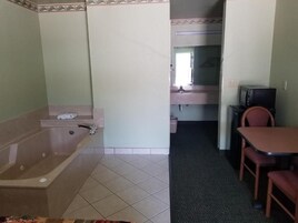 Ducha y bañera combinadas, secador de pelo y toallas