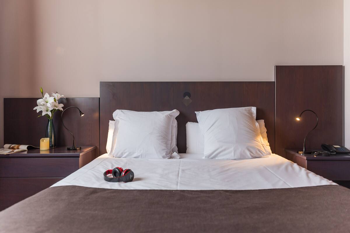 Premium bedding, in-room safe, cribs (surcharge), WiFi (free)