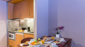 Studio Standard (3 Adults) | Cuisine privée | Grand réfrigérateur, micro-ondes, plaque de cuisson