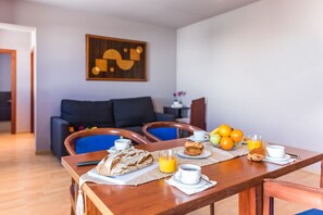 Standard Apartment, 1 Bedroom | Breakfast meal