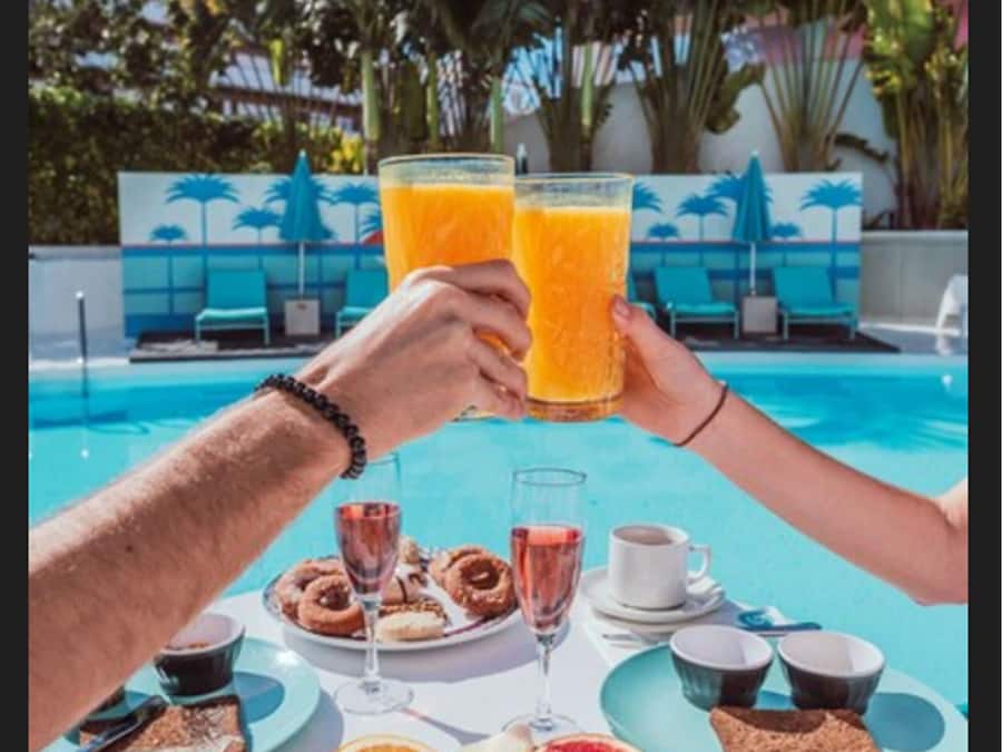 Tägliches Frühstücksbuffet (11 EUR pro Person)