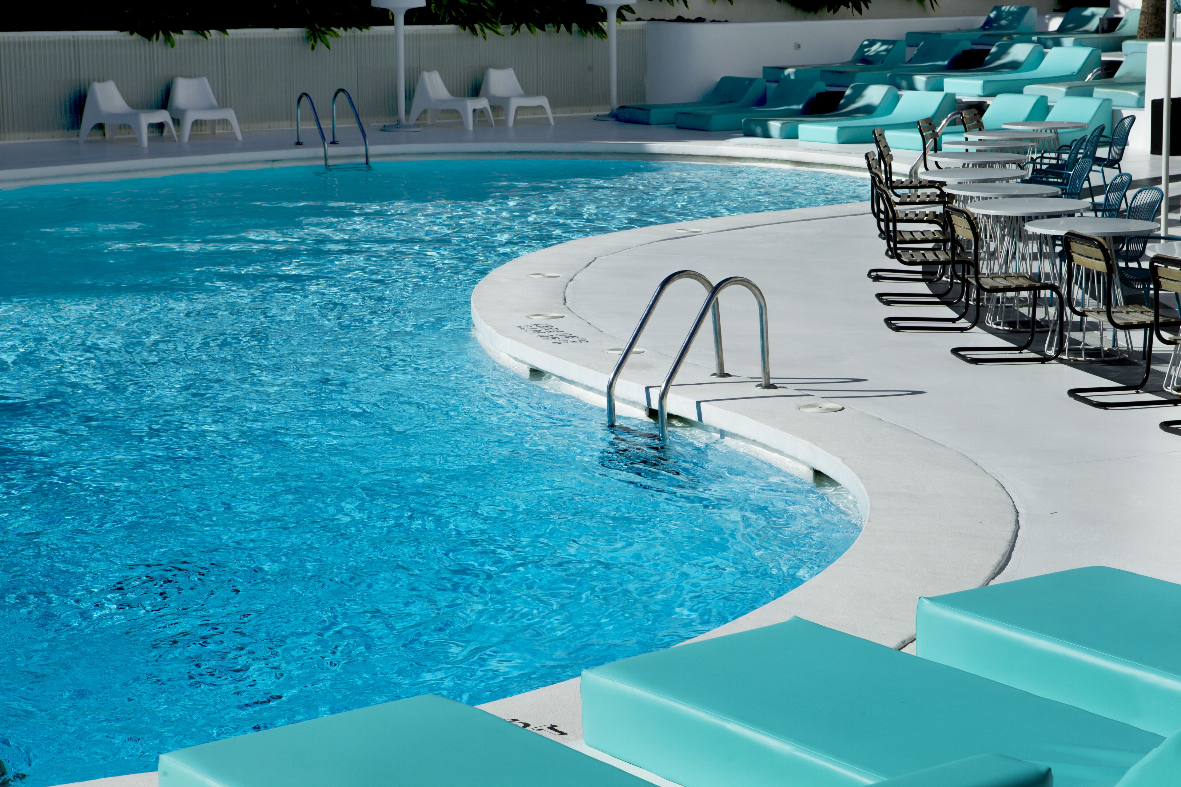 2 piscinas al aire libre, cabañas de piscina gratuitas, sombrillas