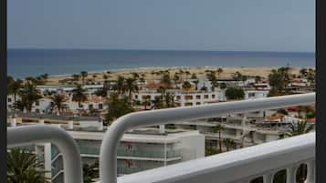 Chambre SupĂ©rieure, balcon, vue partielle sur la mer | Vue sur la plage/lâocĂ©an