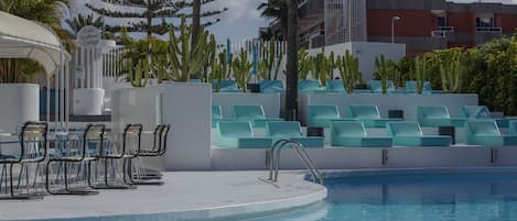 2 outdoor pools, free pool cabanas, pool umbrellas