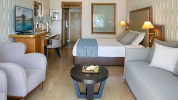 Deluxe Terrace Suite Sea View with Outdoor Whirlpool | Wohnbereich | Flachbildfernseher
