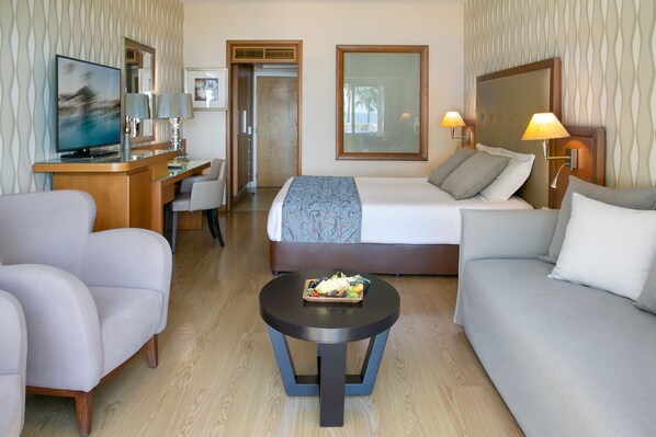 Deluxe Terrace Suite Sea View with Outdoor Whirlpool | Ruang tamu | TV skrin rata 
