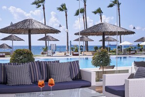 Bar en bord de piscine