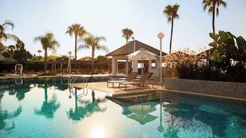 Piscina interna, 2 piscinas externas, guarda-sóis, espreguiçadeiras