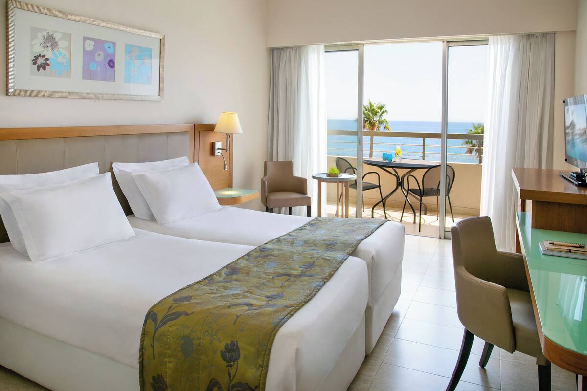 Quarto casal ou duplo, vista para o mar | Cofres nos quartos, escrivaninha, Wi-Fi de cortesia, roupa de cama