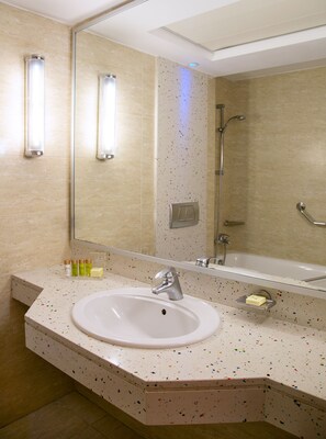 Junior Suite, Sea View | Bilik Mandi | Tab mandi, tab mandi rendaman dalam, kelengkapan dandanan diri percuma 