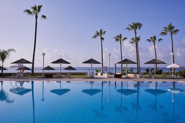 Piscine couverte, 2 piscines extérieures, parasols de plage