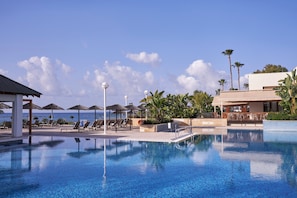 Piscina interna, 2 piscinas externas, guarda-sóis, espreguiçadeiras