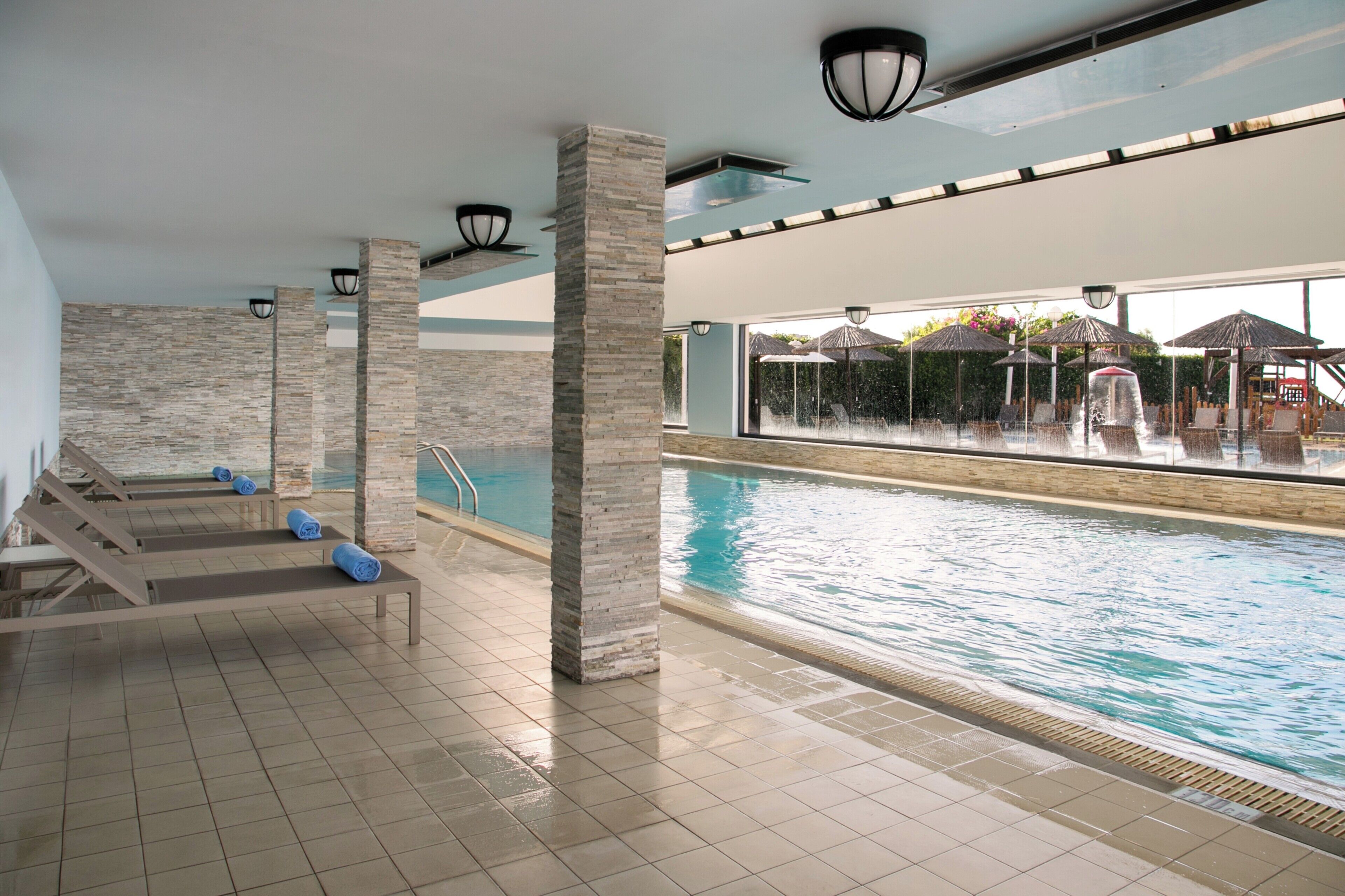 Kolam renang indoor dan 2 kolam renang outdoor