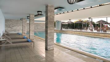 Kolam renang indoor dan 2 kolam renang outdoor