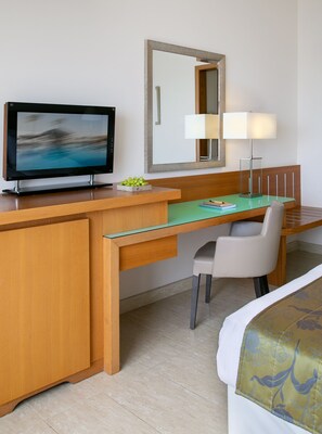 Double or Twin Room, Sea View | Peti besi dalam bilik, meja, Wi-fi percuma, cadar katil 