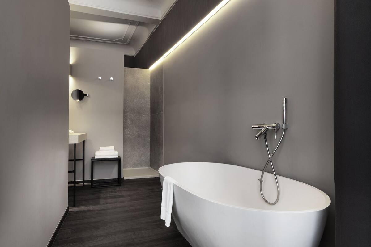 suite executive | deep-soaking bathtub