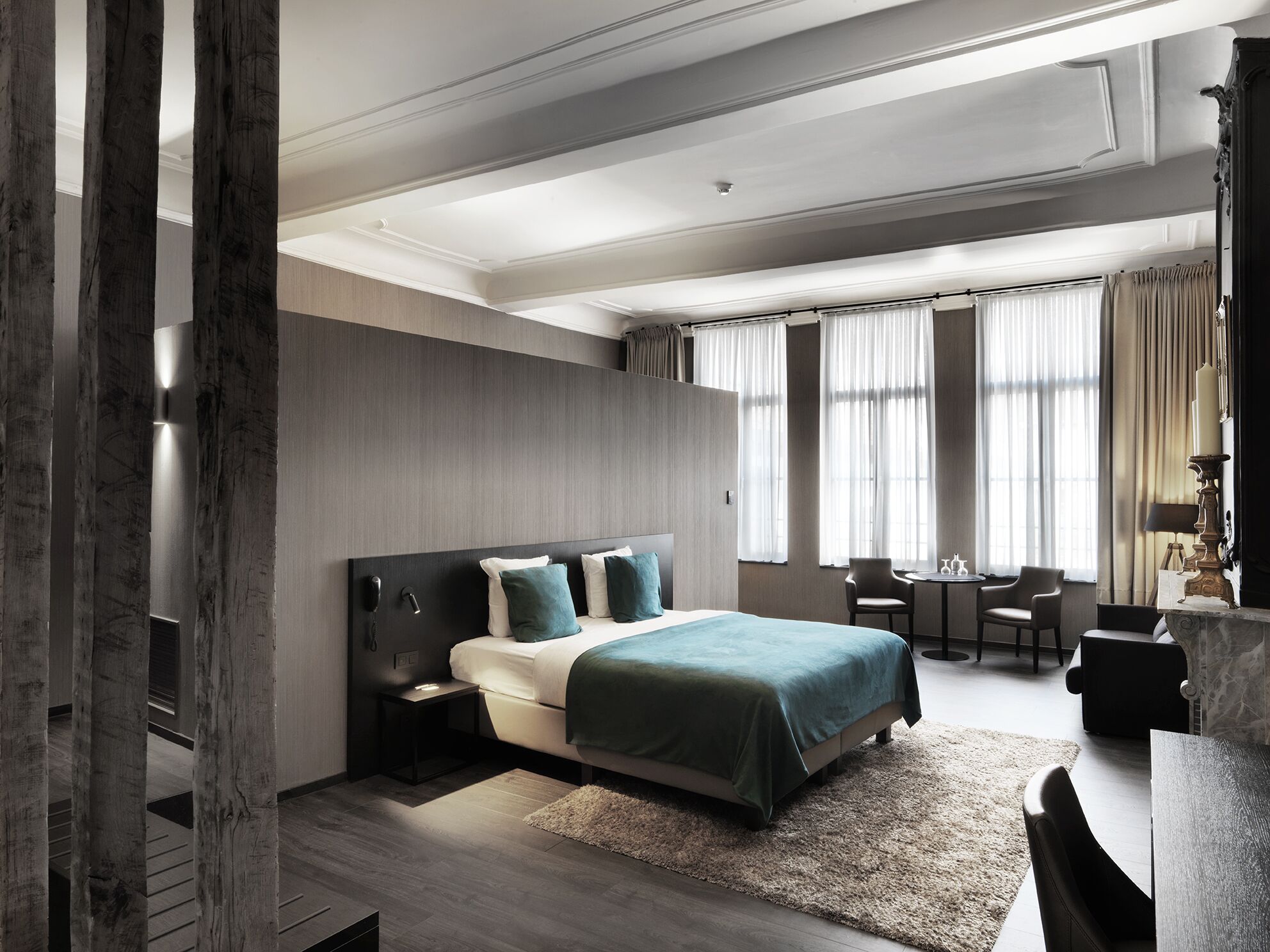 Habitació d'hotel moderna amb un llit gran, un escriptori i una zona de seients.