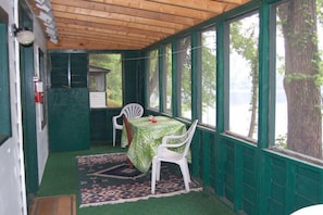 Living area - The Elms Waterfront Cottages (Lake Luzerne)