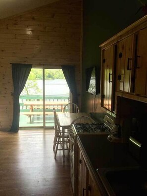 Apartment | Essbereich im Zimmer