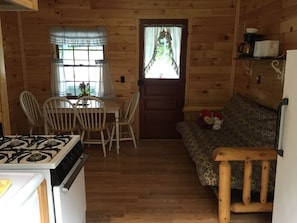Cabaña, 1 cama Queen size y sofá cama, cocina, vista parcial al lago | Servicio a la habitación