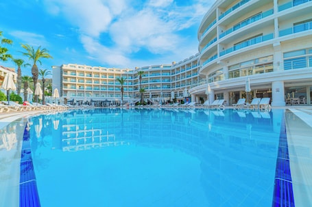 Innenpool, Außenpool. Pineta Park Deluxe Hotel - All Inclusive