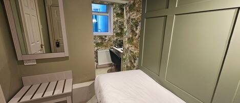 Singola Economy, 1 letto singolo | Con stile personalizzato, ferro/asse da stiro, Wi-Fi gratuito, lenzuola