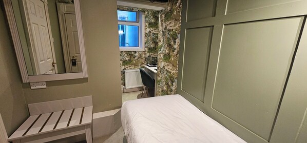經濟單人房, 1 張單人床 | 熨斗/熨衫板、免費 Wi-Fi、獨特設計、床單