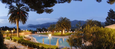 2 Außenpools, Sonnenschirme, Liegestühle