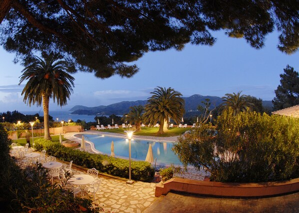 2 piscines extérieures, parasols de plage, chaises longues