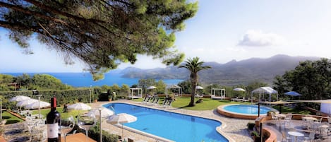 2 AuĂenpools, Sonnenschirme, LiegestĂŒhle