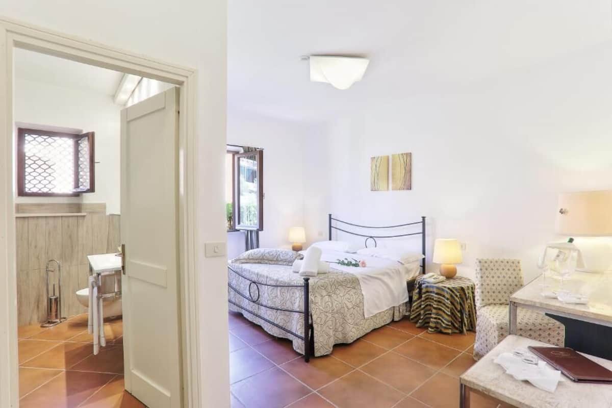 Basic Room | Down duvets, desk, blackout curtains, soundproofing