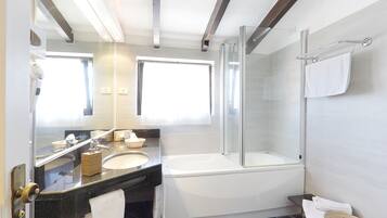 Douche, articles de toilette gratuits, sèche-cheveux, bidet