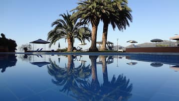 2 piscines extérieures, parasols de plage, chaises longues