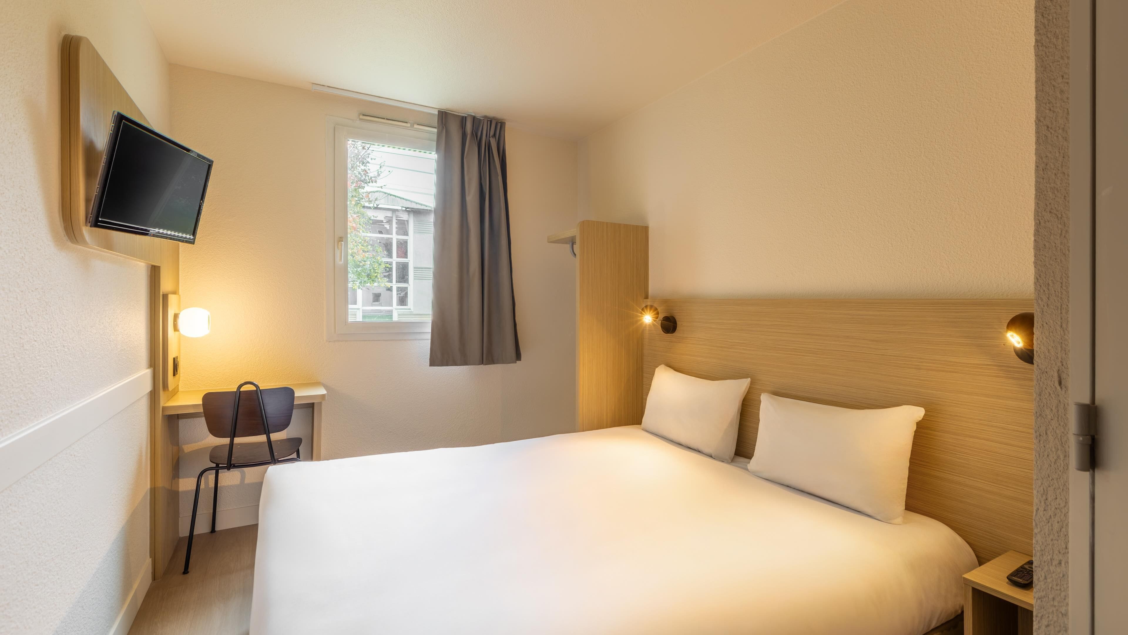 Hochwertige Bettwaren, Schreibtisch, Verdunkelungsvorhänge