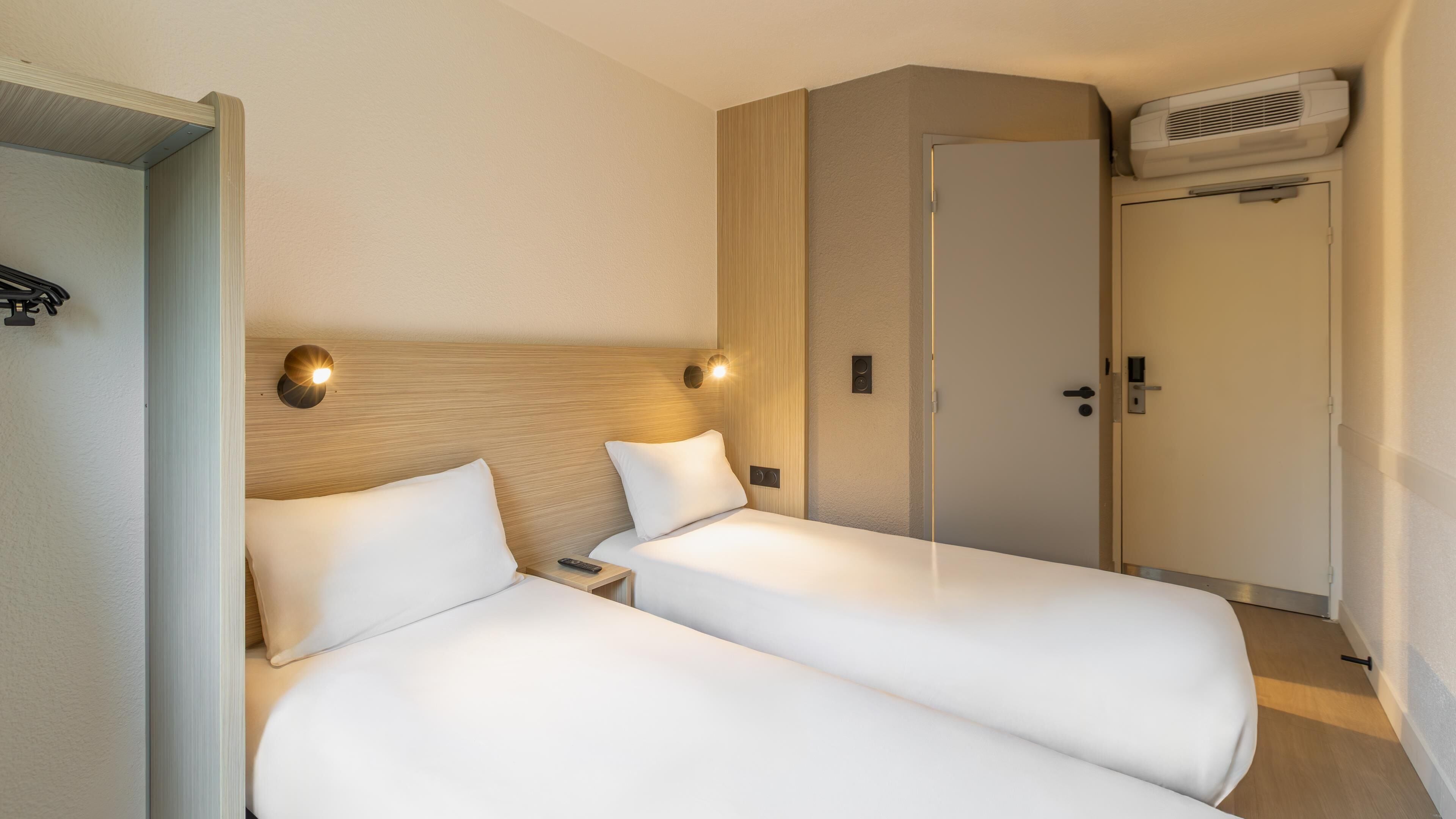 Habitación estándar, 2 camas individuales | Ropa de cama de alta calidad, escritorio y cortinas blackout 