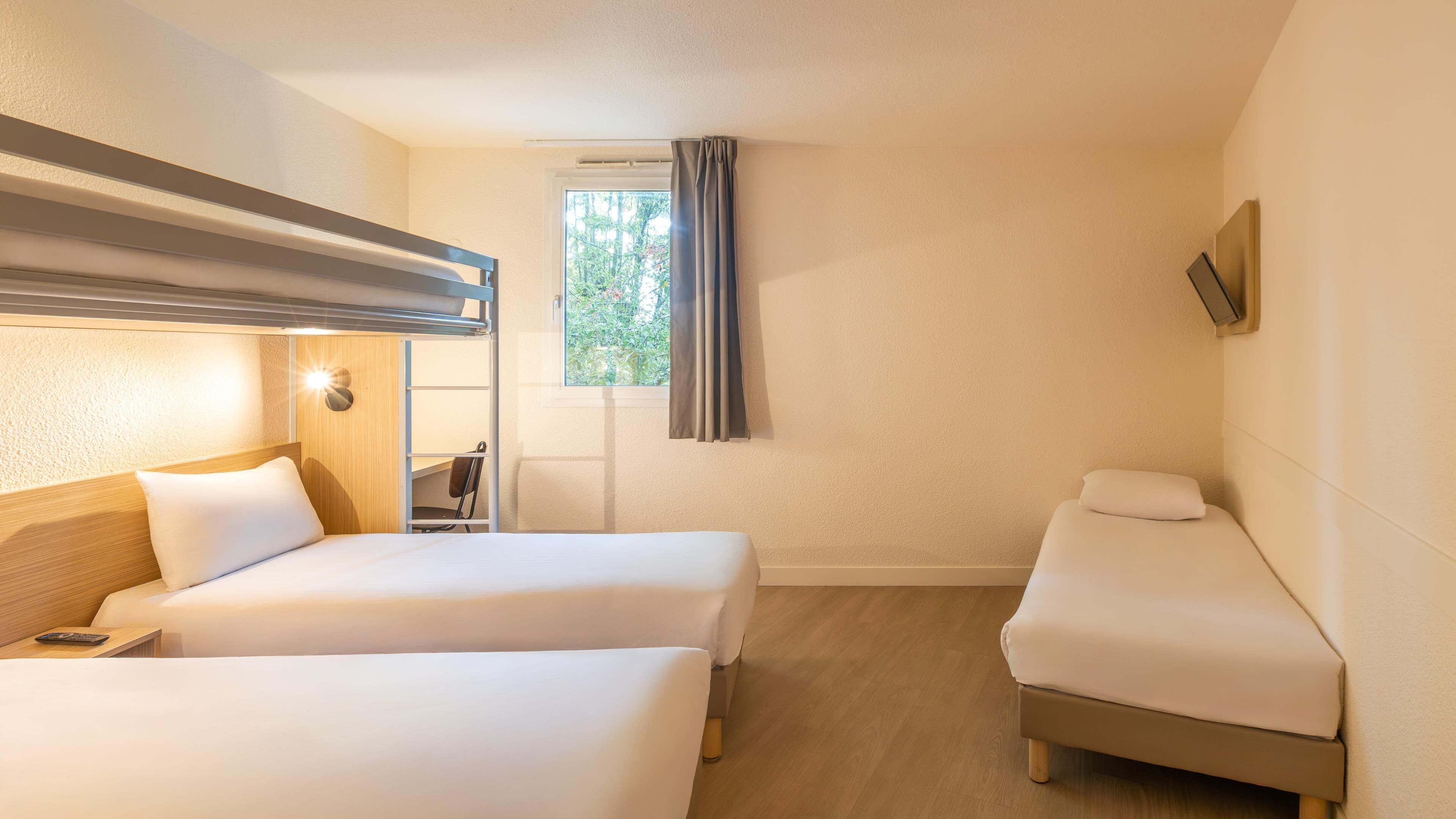 Habitación estándar, varias camas | Ropa de cama de alta calidad, escritorio y cortinas blackout 