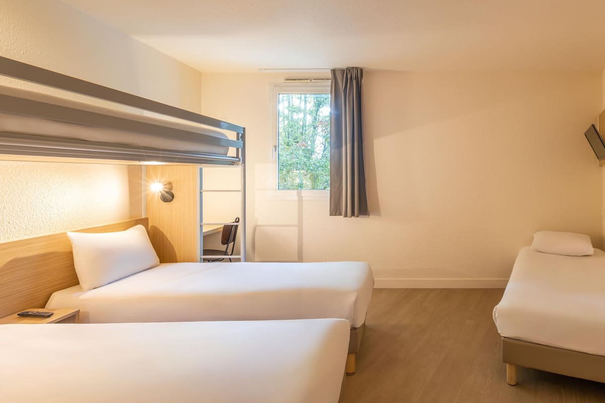 Habitación estándar, varias camas | Ropa de cama de alta calidad, escritorio, cortinas opacas
