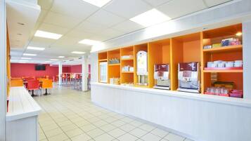 Petit déjeuner buffet (7.50 EUR par personne)