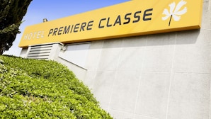 En skylt för HOTEL PREMIERE CLASSE.